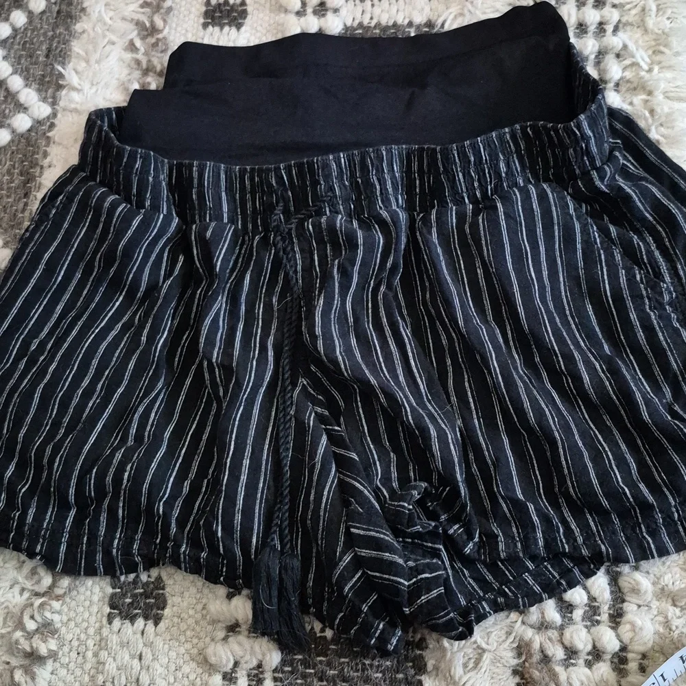 A:glow Black Maternity Shorts XL